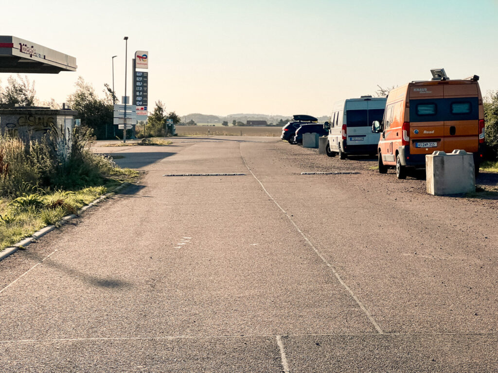 Parkplatz bei Landsberg am Lech an einer Tankstelle nähe Autobahn