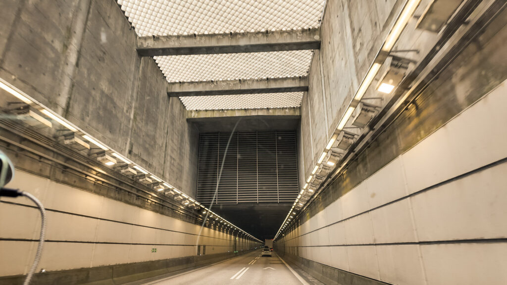Einfahrt zum Tunnel Richtung Schweden, danach kommt die 21km lange Oersundbruecke